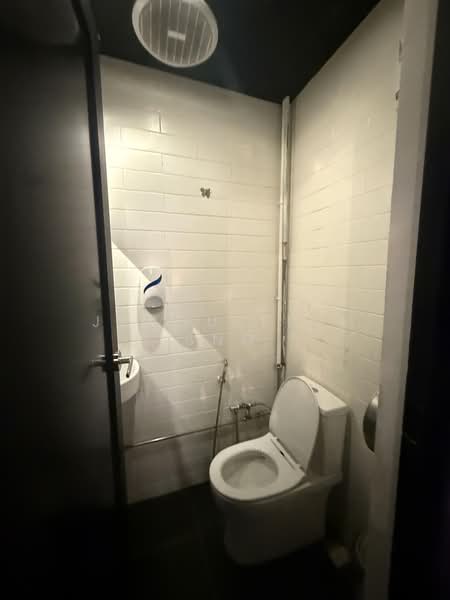 BOAT QUAY CONSERVATION AREA, 63 Boat Quay, 2,400 sqft, Shop / Shophouse For Rent, by Jacqueline Sng, 500163494 - Bathroom - CommercialGuru.com.sg