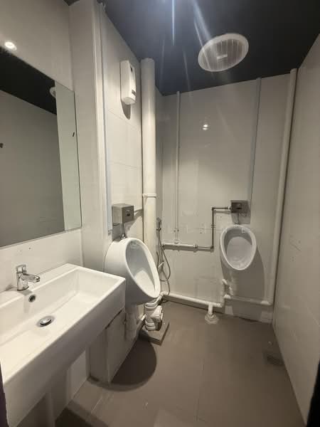BOAT QUAY CONSERVATION AREA, 63 Boat Quay, 2,400 sqft, Shop / Shophouse For Rent, by Jacqueline Sng, 500163494 - Bathroom - CommercialGuru.com.sg