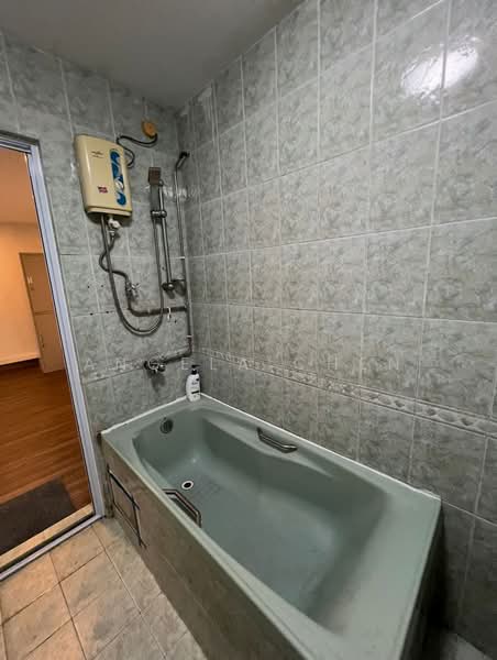 20 year lease landed Jalan Asas, Jalan Asas, 3 Bedrooms, 1,770 sqft, Corner Terrace For Sale, by Angela Chen, 500163543 - Bathroom - PropertyGuru.com.sg