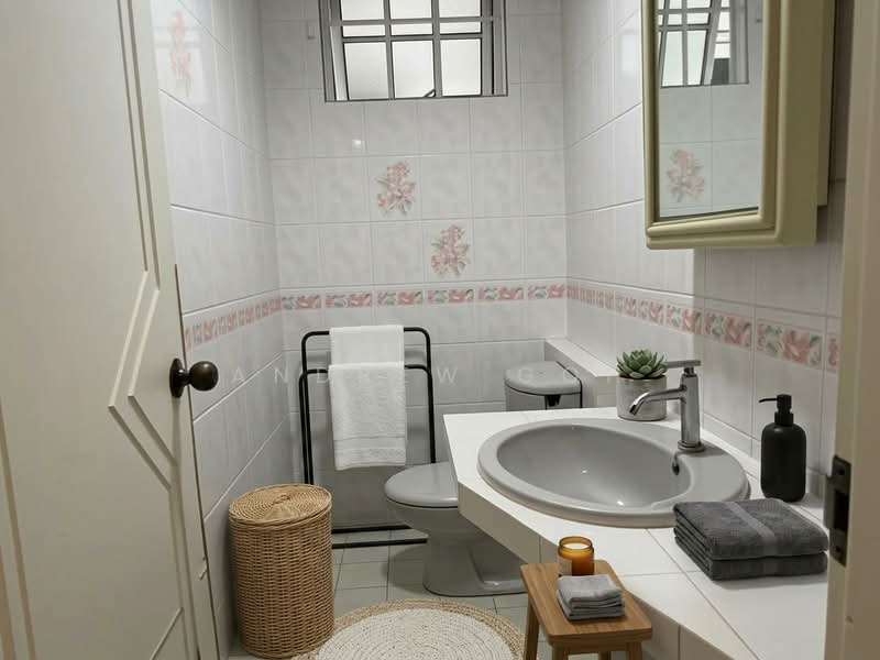 ⭐️LAST OFFER $4.XXM⭐️250M MALL⭐️SIGLAP⭐️近期笋盘⭐️, AA REBUILD POTENTIAL | ATTRACTIVE ENTRY | GOOD SIZE CORNER TERRACE, 4 Bedrooms, 2,500 sqft, Corner Terrace For Sale, by Andrew Goh, 500163552 - Bathroom - PropertyGuru.com.sg