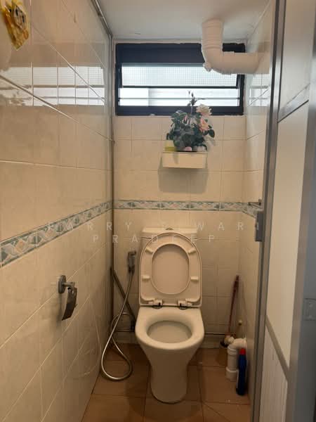 4 Ghim Moh Road, 4 Ghim Moh Road, 2 Bedrooms, 720 sqft, HDB Flat For Sale, by Parry Tiwari Pradeep, 500163555 - Bathroom - PropertyGuru.com.sg