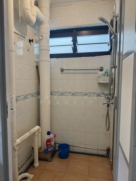 4 Ghim Moh Road, 4 Ghim Moh Road, 2 Bedrooms, 720 sqft, HDB Flat For Sale, by Parry Tiwari Pradeep, 500163555 - Bathroom - PropertyGuru.com.sg