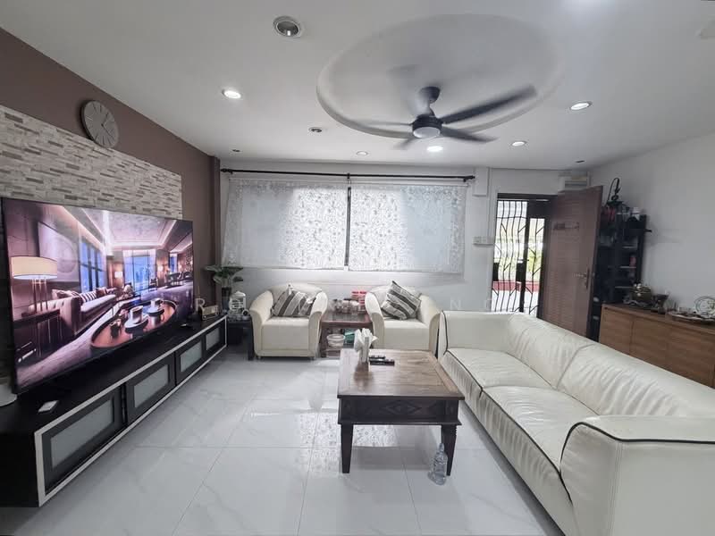 118 Pending Road, 118 Pending Road, 3 Bedrooms, 1,108 sqft, HDB Flat For Sale, by Roxine Ang, 500163572 - Living Room - PropertyGuru.com.sg