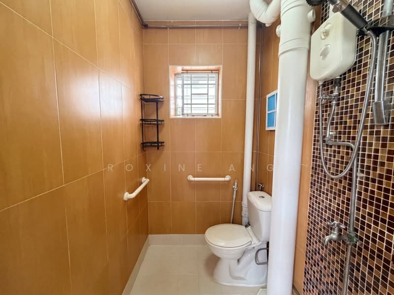 118 Pending Road, 118 Pending Road, 3 Bedrooms, 1,108 sqft, HDB Flat For Sale, by Roxine Ang, 500163572 - Bathroom - PropertyGuru.com.sg