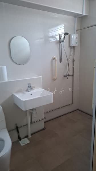 737 Jurong West Street 75, 737 Jurong West Street 75, Room Rental, 129 sqft, HDB Flat For Rent, by Yeo Seck Chong, 500163576 - Bathroom - PropertyGuru.com.sg