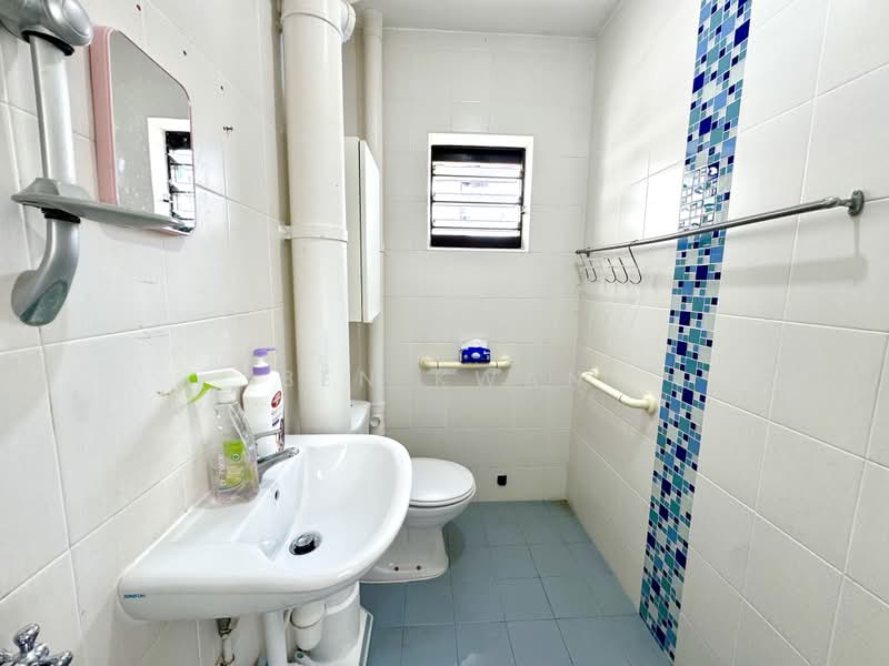 152 Woodlands Street 13, 152 Woodlands Street 13, Room Rental, 129 sqft, HDB Flat For Rent, by Ben Kwan, 500163599 - Bathroom - PropertyGuru.com.sg