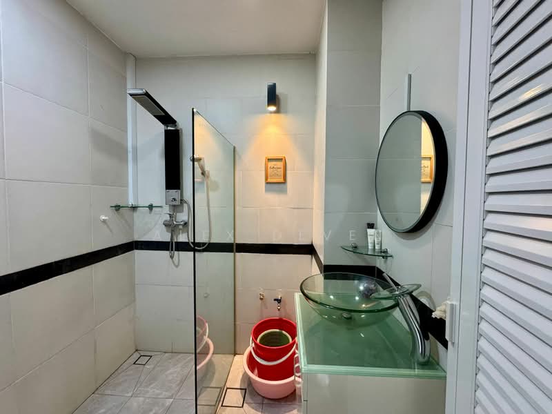 Westwood Crescent, , Room Rental, 200 sqft, Terraced House For Rent, by Alex Deven, 500163612 - Bathroom - PropertyGuru.com.sg