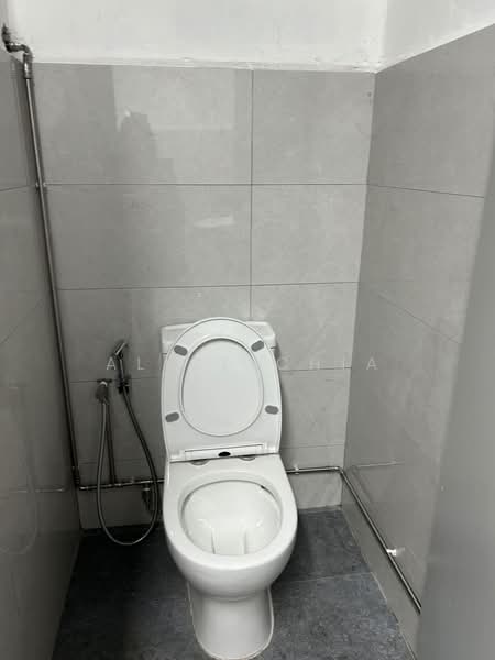 Jalan Senang, , 3,602 sqft, Light Industrial (B1) For Rent, by Alice Chia, 500163630 - Bathroom - CommercialGuru.com.sg