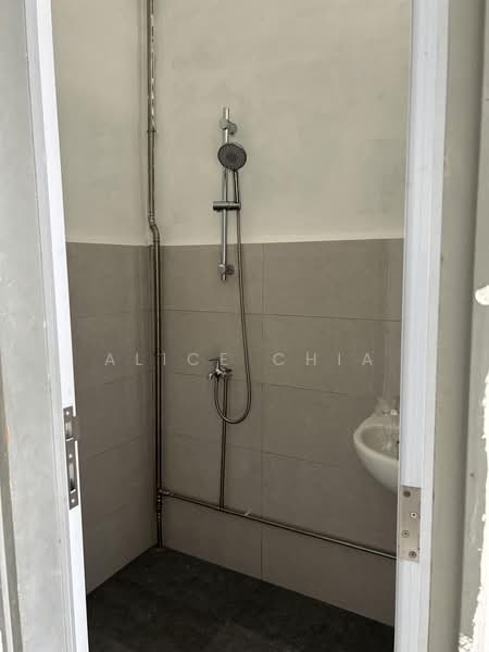 Jalan Senang, , 3,602 sqft, Light Industrial (B1) For Rent, by Alice Chia, 500163630 - Bathroom - CommercialGuru.com.sg
