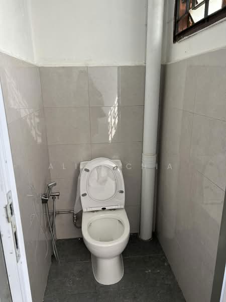 Jalan Senang, , 3,602 sqft, Light Industrial (B1) For Rent, by Alice Chia, 500163630 - Bathroom - CommercialGuru.com.sg