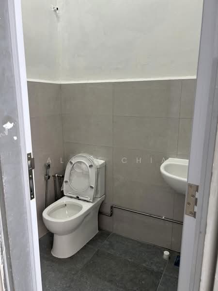 Jalan Senang, , 3,602 sqft, Light Industrial (B1) For Rent, by Alice Chia, 500163630 - Bathroom - CommercialGuru.com.sg