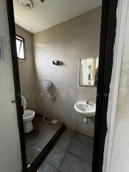 E9 Premium, 61 Woodlands Industrial Park E9, 2,530 sqft, Factory / Workshop (B2) For Sale, by Clive Cheong, 500163647 - Bathroom - CommercialGuru.com.sg