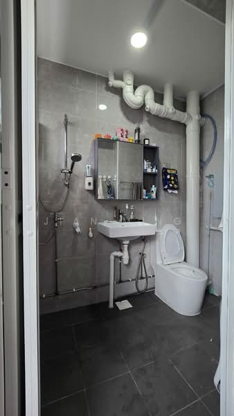 718 Jurong West Street 71, 718 Jurong West Street 71, 3 Bedrooms, 1,151 sqft, HDB Flat For Sale, by Jian Ming, 500163667 - Bathroom - PropertyGuru.com.sg