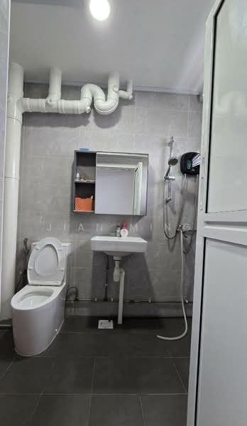 718 Jurong West Street 71, 718 Jurong West Street 71, 3 Bedrooms, 1,151 sqft, HDB Flat For Sale, by Jian Ming, 500163667 - Master Bathroom - PropertyGuru.com.sg