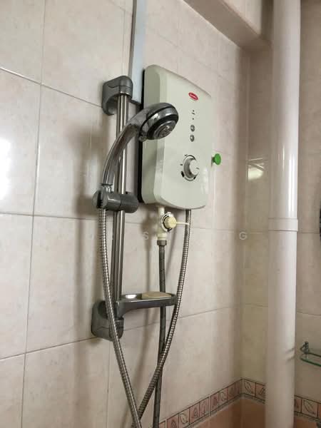 308 Clementi Avenue 4, 308 Clementi Avenue 4, 2 Bedrooms, 721 sqft, HDB Flat For Rent, by Doris Kang, 500163727 - Bathroom - PropertyGuru.com.sg
