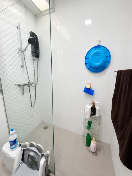 293D Bukit Batok Street 21, 293D Bukit Batok Street 21, 3 Bedrooms, 1,001 sqft, HDB Flat For Sale, by Eddie Tan, 500163739 - Master Bathroom - PropertyGuru.com.sg