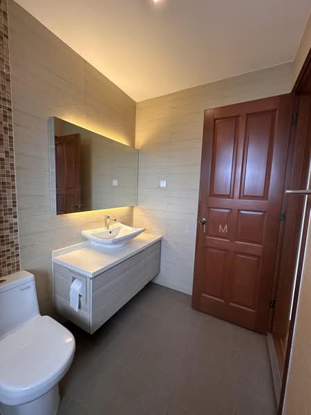 The Riverina, 31 Riverina Walk, 6 Bedrooms, 3,200 sqft, Semi-Detached House For Rent, by Jenny Lim, 500163760 - Bathroom - PropertyGuru.com.sg