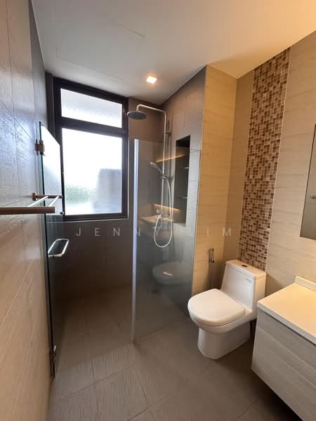 The Riverina, 31 Riverina Walk, 6 Bedrooms, 3,200 sqft, Semi-Detached House For Rent, by Jenny Lim, 500163760 - Bathroom - PropertyGuru.com.sg