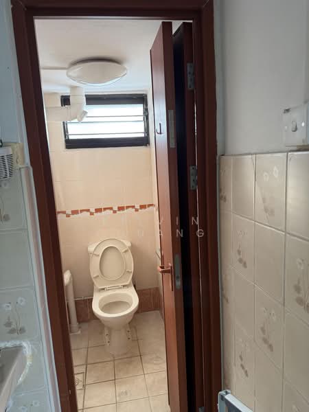 19 Ghim Moh Road, 19 Ghim Moh Road, 2 Bedrooms, 700 sqft, HDB Flat For Sale, by Kelvin Chuang, 500163767 - Bathroom - PropertyGuru.com.sg