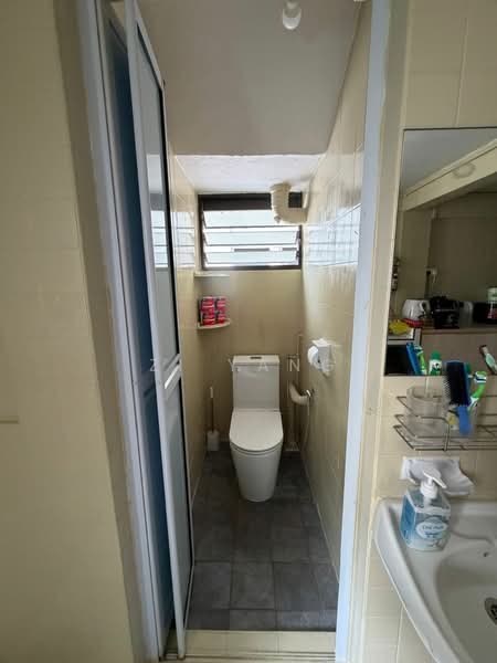38 Lorong 5 Toa Payoh, 38 Lorong 5 Toa Payoh, Room Rental, 100 sqft, HDB Flat For Rent, by Zi Yang, 500163770 - Bathroom - PropertyGuru.com.sg