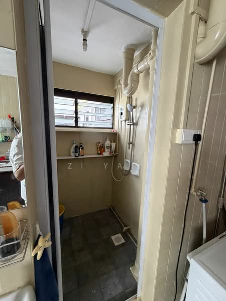 38 Lorong 5 Toa Payoh, 38 Lorong 5 Toa Payoh, Room Rental, 100 sqft, HDB Flat For Rent, by Zi Yang, 500163770 - Bathroom - PropertyGuru.com.sg