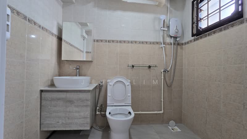 257A Compassvale Road, 257A Compassvale Road, 3 Bedrooms, 969 sqft, HDB Flat For Rent, by Jeff Lim, 500163810 - Bathroom - PropertyGuru.com.sg