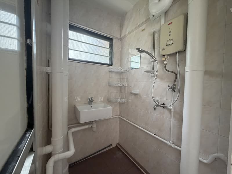 128 Bukit Merah View, 128 Bukit Merah View, 2 Bedrooms, 818 sqft, HDB Flat For Sale, by Kwan Le'En, 500163862 - Bathroom - PropertyGuru.com.sg
