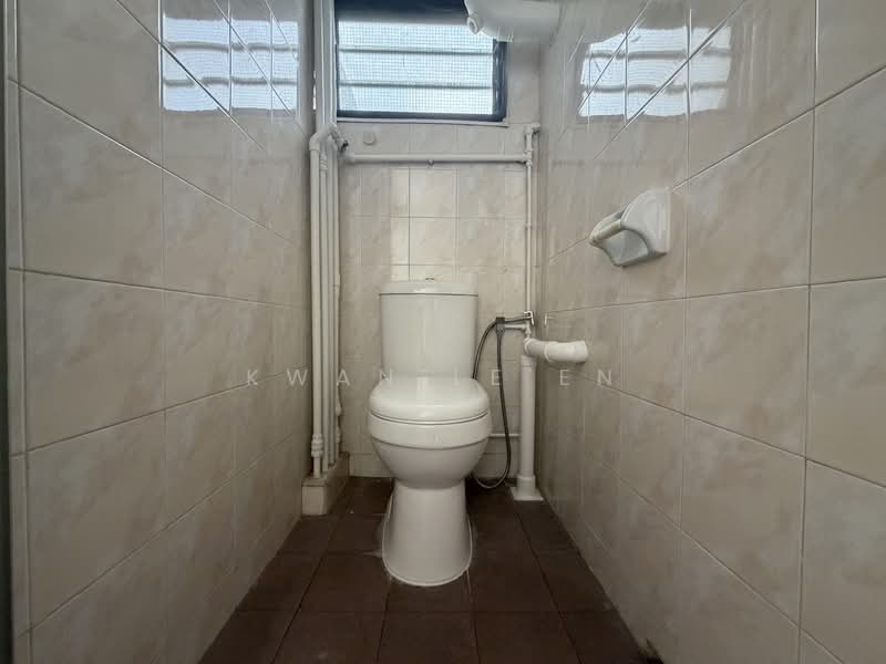 128 Bukit Merah View, 128 Bukit Merah View, 2 Bedrooms, 818 sqft, HDB Flat For Sale, by Kwan Le'En, 500163862 - Bathroom - PropertyGuru.com.sg