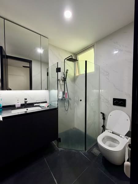 Edelweiss Park Condo, 92 Flora Road, 2 Bedrooms, 947 sqft, Condominium For Rent, by Tan Han Wei Leonard, 500163907 - Master Bathroom - PropertyGuru.com.sg