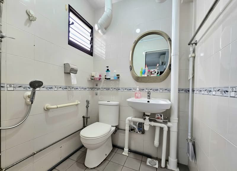 640 Ang Mo Kio Avenue 6, 640 Ang Mo Kio Avenue 6, 3 Bedrooms, 979 sqft, HDB Flat For Rent, by Ritchie Li, 500163952 - Bathroom - PropertyGuru.com.sg