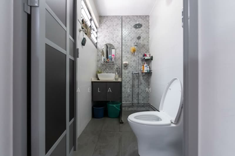 303 Bukit Batok Street 31, 303 Bukit Batok Street 31, 3 Bedrooms, 1,302 sqft, HDB Flat For Sale, by Aela Lim, 500163962 - Master Bathroom - PropertyGuru.com.sg