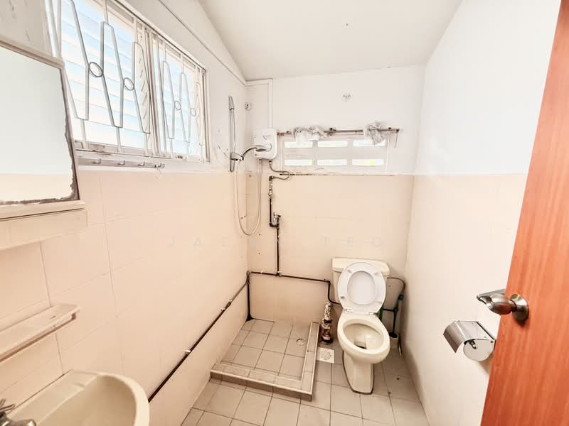 Inter Terrace along Mount Sinai Area, 1km to Henry Park Primary School, , 3 Bedrooms, 2,000 sqft, Terraced House For Sale, by Jacky Teo, 500164004 - Bathroom - PropertyGuru.com.sg