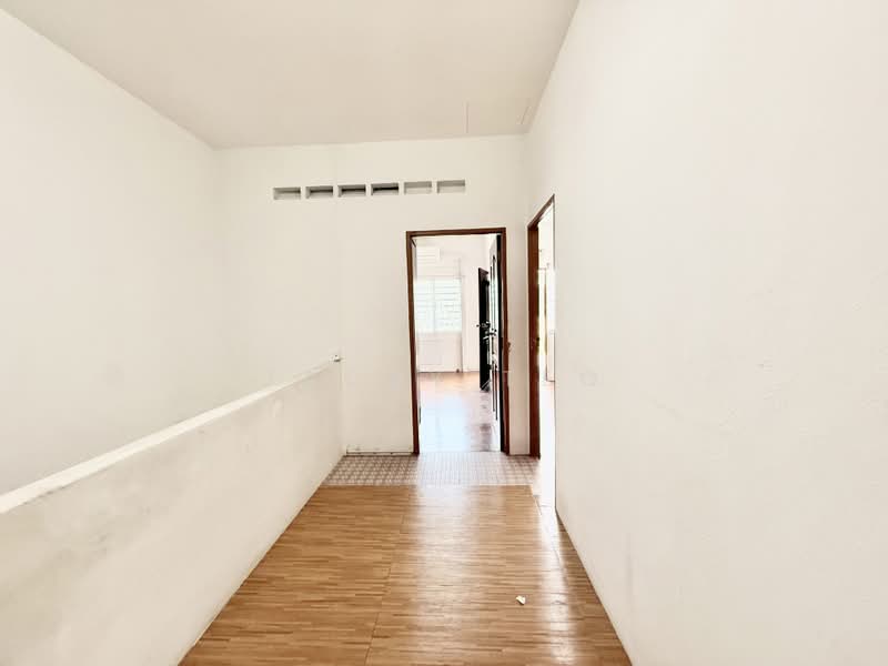 Inter Terrace along Mount Sinai Area, 1km to Henry Park Primary School, , 3 Bedrooms, 2,000 sqft, Terraced House For Sale, by Jacky Teo, 500164004 - Corridor - PropertyGuru.com.sg