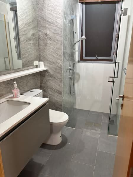 Bartley Ridge, 30 Mount Vernon Road, 3 Bedrooms, 968 sqft, Condominium For Rent, by Emily Wan, 500164091 - Bathroom with big window - PropertyGuru.com.sg