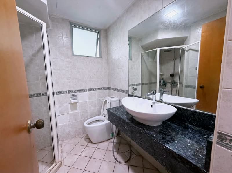 Guilin View, 22 Bukit Batok Street 52, 3 Bedrooms, 1,259 sqft, Condominium For Sale, by Gary Chia, 500164191 - Bathroom - PropertyGuru.com.sg