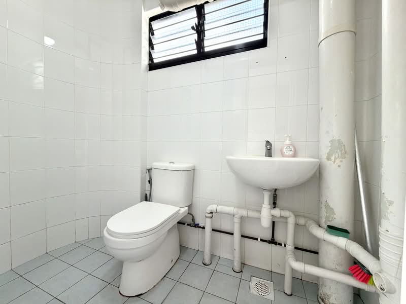 310 Hougang Avenue 5, 310 Hougang Avenue 5, 3 Bedrooms, 1,055 sqft, HDB Flat For Sale, by Scott Loh, 500164202 - Common Bathroom - PropertyGuru.com.sg