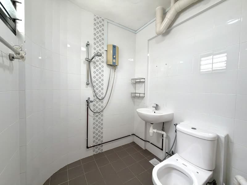 310 Hougang Avenue 5, 310 Hougang Avenue 5, 3 Bedrooms, 1,055 sqft, HDB Flat For Sale, by Scott Loh, 500164202 - Master Bathroom - PropertyGuru.com.sg