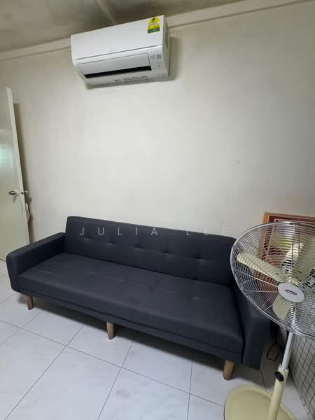 402 Woodlands Street 41, 402 Woodlands Street 41, Room Rental, 190 sqft, HDB Flat For Rent, by Julia Lee, 500164228 - Living Room - PropertyGuru.com.sg
