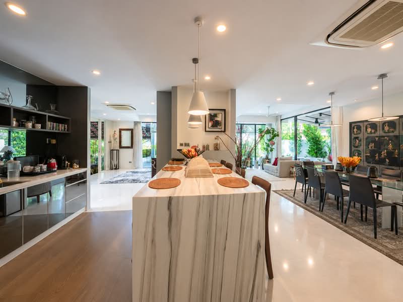 ⭐️ELEVATED HILLTOP W/ UNBLOCKED VIEW | CUL-DE-SAC | NAMLY PRECINCT | RENOVATED | PRICED TO SELL⭐️, Namly Place Shamrock Park Grove Avenue Garden Rise Ming Teck Sixth Avenue Jalan Haji Alias Coronation Lim Tai See Allamanda Ampang Siantan Duchess Lantana Lasia Maple Oak Cypress Redwood Elm Fir Lemon Lily Lotus Holland Henry Sinai Moonbeam Jelita, 5 Bedrooms, 5,000 sqft, Detached House For Sale, by Damian Tan 陈係赈, 500164273 - Kitchen - PropertyGuru.com.sg