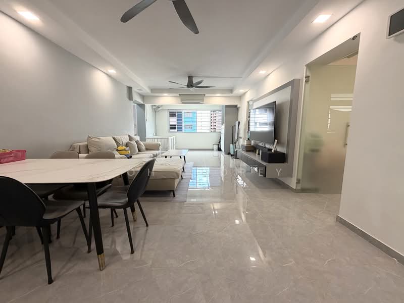 335 Sembawang Close, 335 Sembawang Close, 4 Bedrooms, 1,302 sqft, HDB Flat For Sale, by Loh Audrey, 500164289 - Living Room - PropertyGuru.com.sg