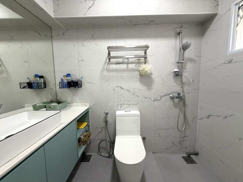 335 Sembawang Close, 335 Sembawang Close, 4 Bedrooms, 1,302 sqft, HDB Flat For Sale, by Loh Audrey, 500164289 - Bathroom - PropertyGuru.com.sg