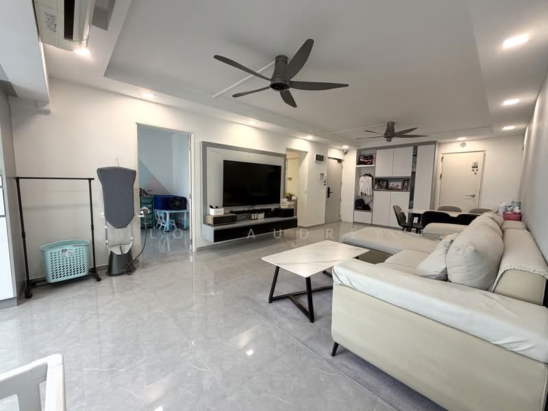 335 Sembawang Close, 335 Sembawang Close, 4 Bedrooms, 1,302 sqft, HDB Flat For Sale, by Loh Audrey, 500164289 - Living Room - PropertyGuru.com.sg