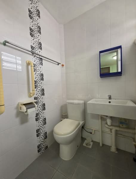 44 Teban Gardens Road, 44 Teban Gardens Road, 2 Bedrooms, 731 sqft, HDB Flat For Sale, by Esther Wang 王芝茵, 500164296 - Bathroom - PropertyGuru.com.sg