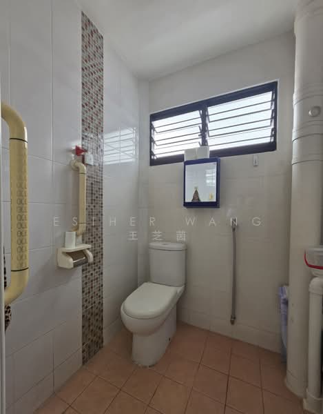 44 Teban Gardens Road, 44 Teban Gardens Road, 2 Bedrooms, 731 sqft, HDB Flat For Sale, by Esther Wang 王芝茵, 500164296 - Bathroom - PropertyGuru.com.sg