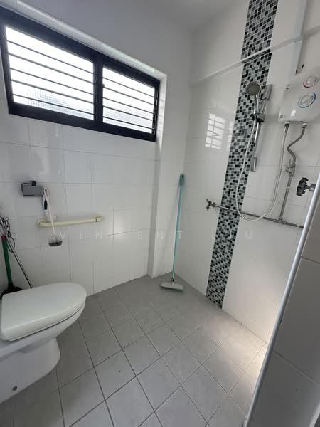 510 Jurong West Street 52, 510 Jurong West Street 52, 2 Bedrooms, 796 sqft, HDB Flat For Rent, by Vincent Liu, 500164302 - Bathroom - PropertyGuru.com.sg