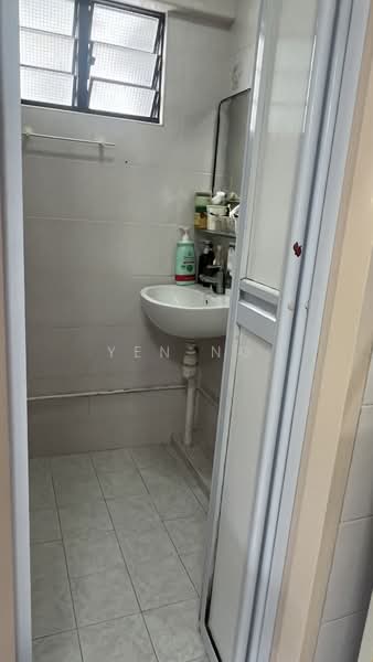 118 Lorong 1 Toa Payoh, 118 Lorong 1 Toa Payoh, 2 Bedrooms, 64 sqft, HDB Flat For Sale, by Yen Ng, 500164320 - Bathroom - PropertyGuru.com.sg