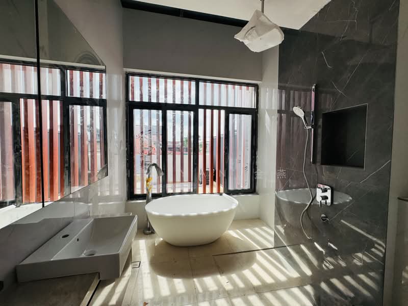 Brand New Freehold Semi-D, 4 levels with Lift, park 3 cars inside, Changi Height - call 8130 3636 to view!, 5 Bedrooms, 5,443 sqft, Semi-Detached House For Sale, by Kim Yan 金燕, 500164321 - Bathroom - PropertyGuru.com.sg