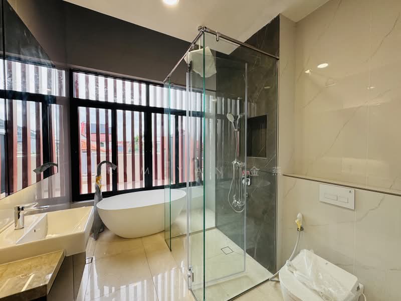 Brand New Freehold Semi-D, 4 levels with Lift, park 3 cars inside, Changi Height - call 8130 3636 to view!, 5 Bedrooms, 5,443 sqft, Semi-Detached House For Sale, by Kim Yan 金燕, 500164321 - Bathroom - PropertyGuru.com.sg