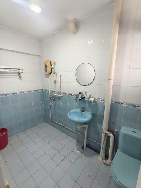 555 Jurong West Street 42, 555 Jurong West Street 42, 3 Bedrooms, 1,431 sqft, HDB Flat For Sale, by Ronald Ho, 500164327 - Master Bathroom - PropertyGuru.com.sg