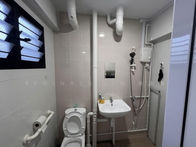 217 Petir Road, 217 Petir Road, 3 Bedrooms, 904 sqft, HDB Flat For Rent, by Reginald Lim 林家斈, 500164353 - Bathroom - PropertyGuru.com.sg